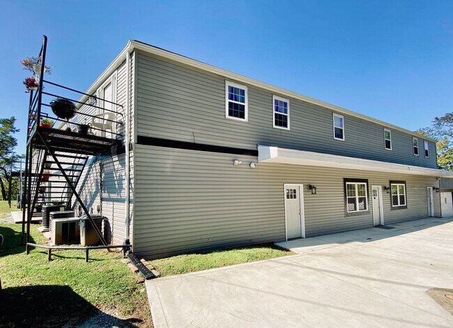 Building Photo - 1176 Red Hill Rd