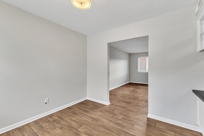 Building Photo - 2/2.5 Walking Distance to NC State
