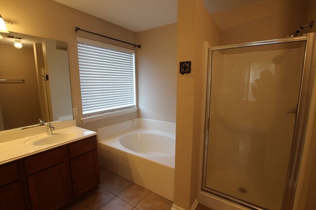 Building Photo - Coming Soon! 3 Bedroom 2 Bathroom Home in ...