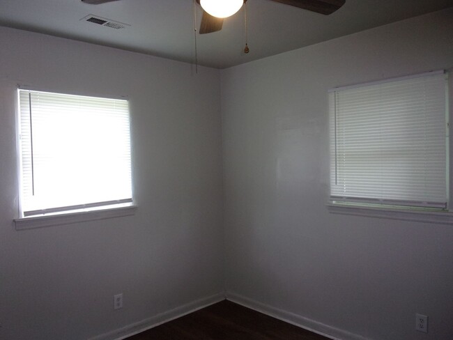 Building Photo - 2 Bedroom 1 Bath Home - Recently updated a...