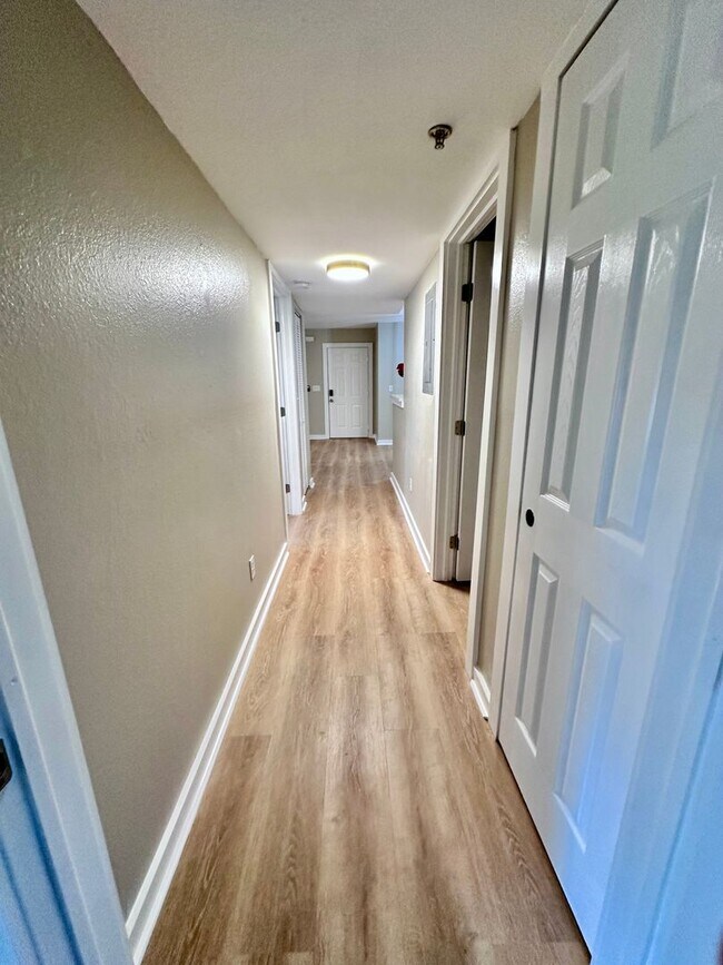Building Photo - Fully Renovated  2B/2B  Condo near Beach in the Heart of Destin!