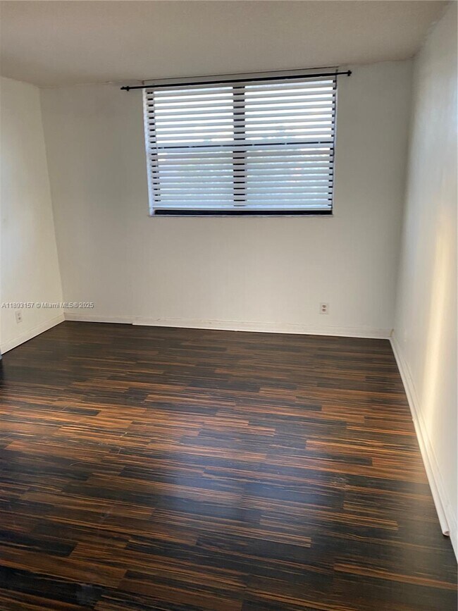 Building Photo - 1900 Diana Dr