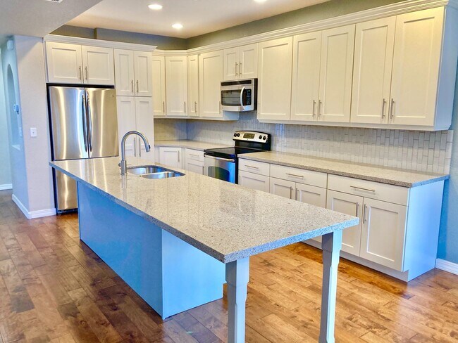 Building Photo - Lovely 3 Bedroom, 2.5 Bathroom Townhome