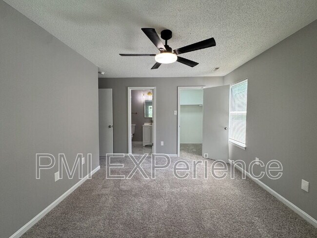 Building Photo - 2607 Camelback Ln