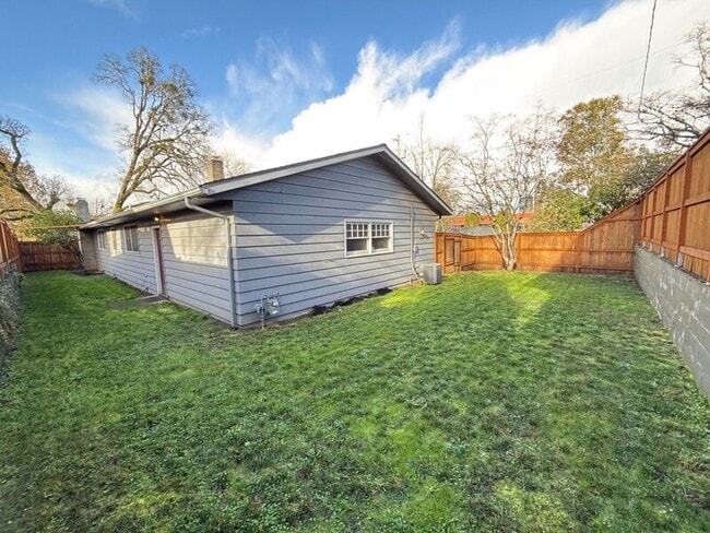 Building Photo - 610 Liberty St SE