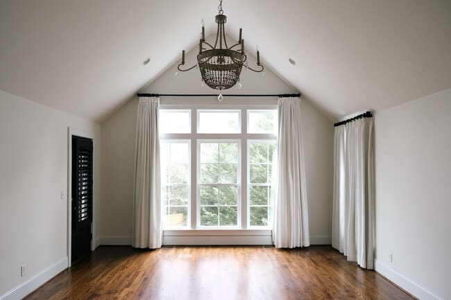 Building Photo - Luxury 4br/3.5ba house