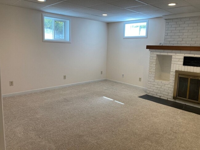 Building Photo - Spacious 4 Bedroom on Upriver Drive