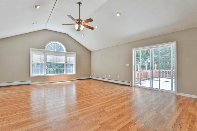 Building Photo - 76 Groton Rd