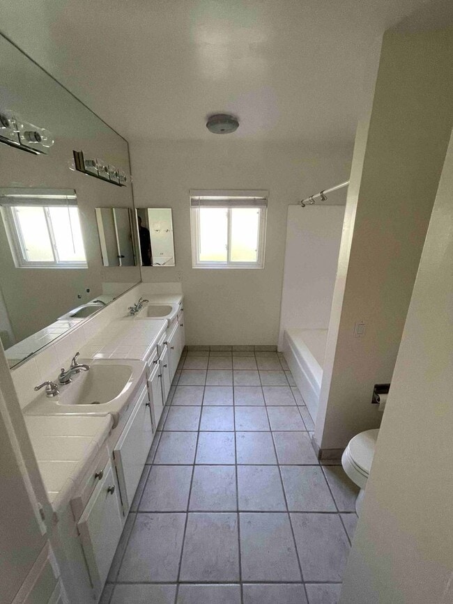 Building Photo - BEAUTIFUL FOUR BEDROOM TWO AND A HALF BATH HOME!