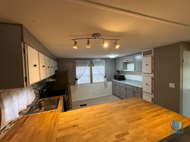 Building Photo - 2 Bed 1 Bath Rental Available in Zephyrhills *Move-In Special*