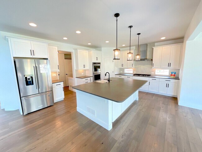 Building Photo - 5 Bedroom Home Available Near Baptist Rd &...