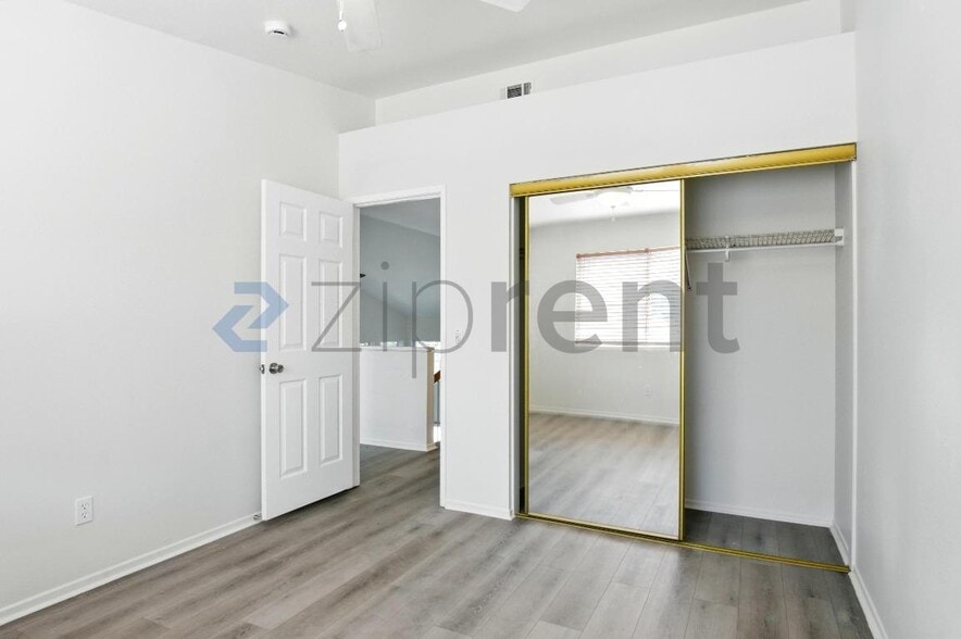 Building Photo - Unit