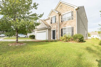 Building Photo - Spacious 4 bedroom, 2.5 bath Home Coming A...