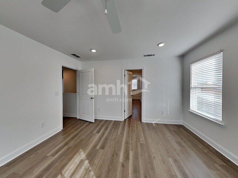 Building Photo - 380 Pointe Dr