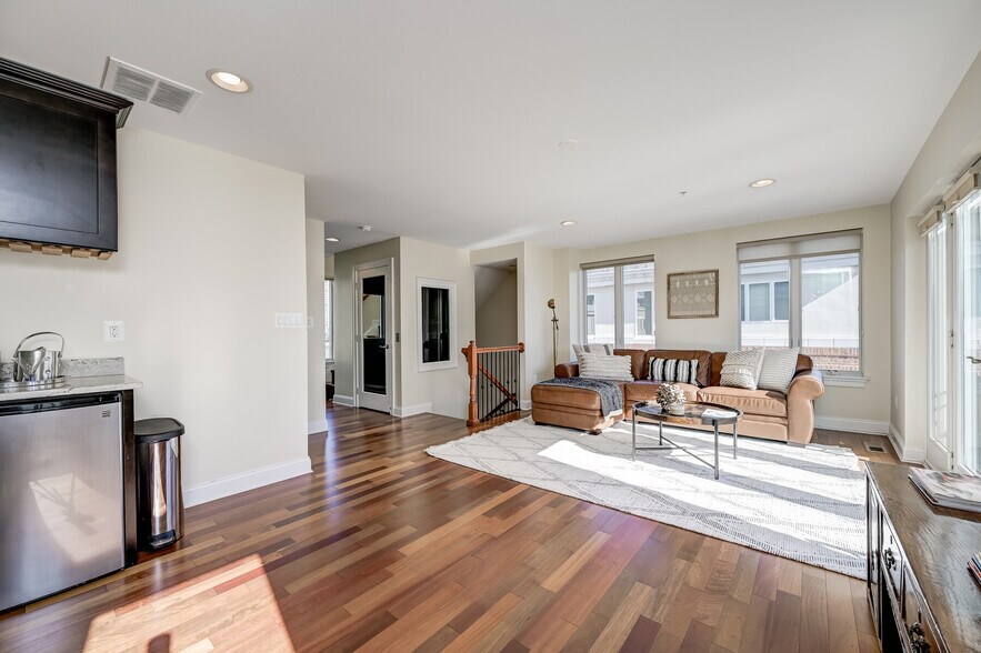 Building Photo - 621 Ponte Villas N