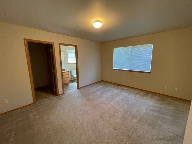 Building Photo - Beautiful, Spacious 4 Bedroom - 2.75 Bath ...