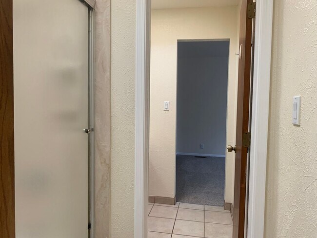 Building Photo - Townhome Style 2bed/1.5 bath