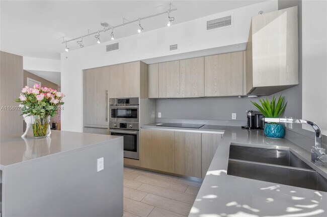 Building Photo - 4010 S Ocean Dr