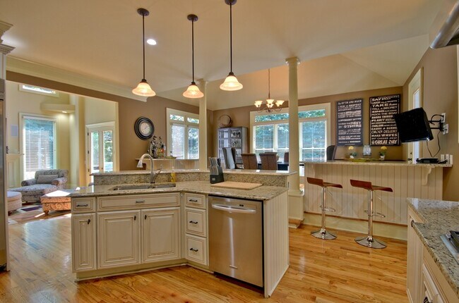 Building Photo - 335 Birkdale Dr