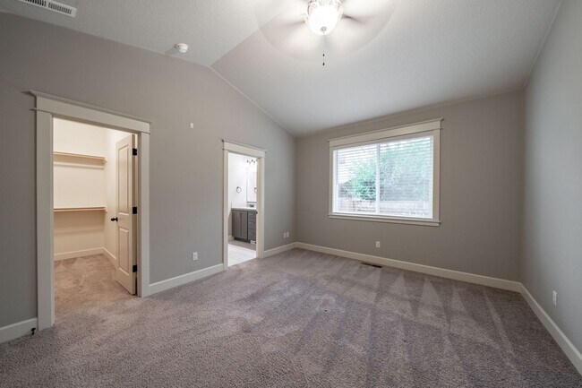 Building Photo - 9965 SE Taggart St