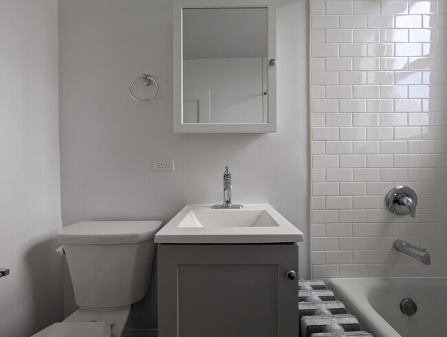 Building Photo - 3335 W Diversey Ave