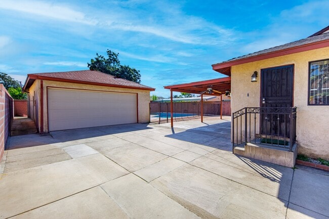 Building Photo - 1618 S Meeker Ave