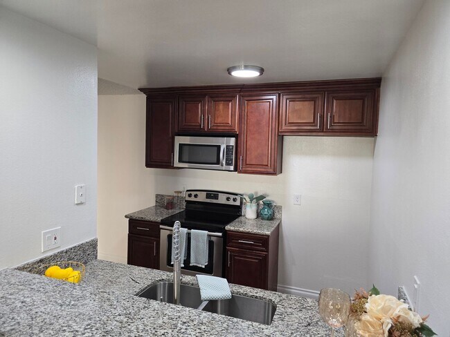 Building Photo - Downstairs 1 Bedroom Unit with Front Patio...