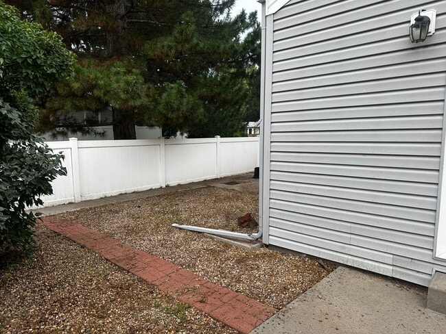 Building Photo - Stunning 3 bedroom AVAILABLE NOW!