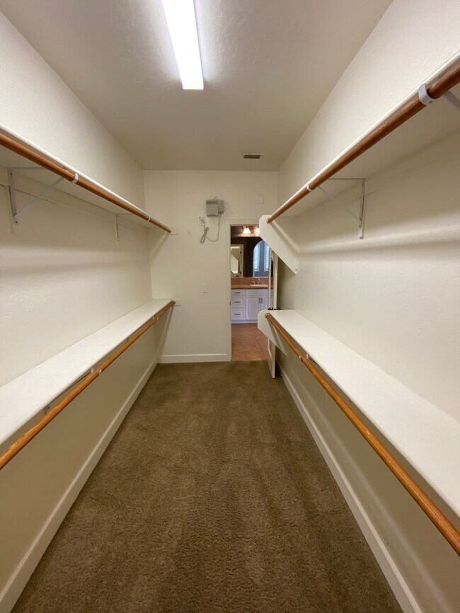 Building Photo - NW Visalia Home Rent Ready! !