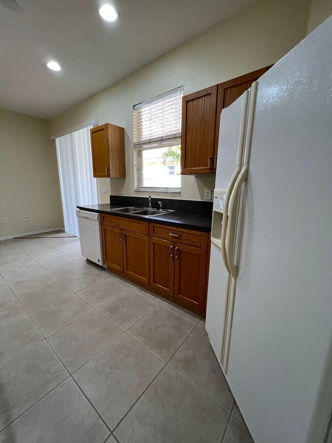 Building Photo - * Coming Soon* 2 Bedroom with Den, 2 Bath in Lake Forest in Saint Lucie west