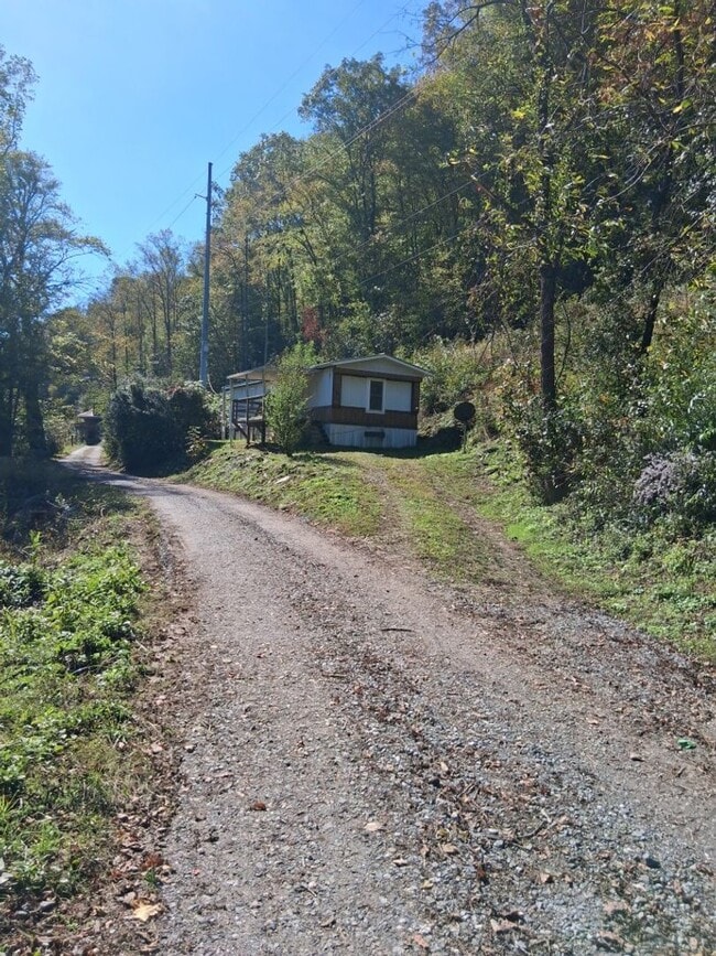 Building Photo - $1,500 - 2 Bedroom / 1 Bath Mobile Home Sitting on the Tuckasegee River