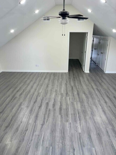 Building Photo - 404 E 18th St