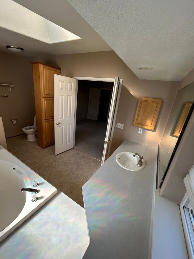 Building Photo - For Lease: 3BR/2BA Home with Spacious Yard...