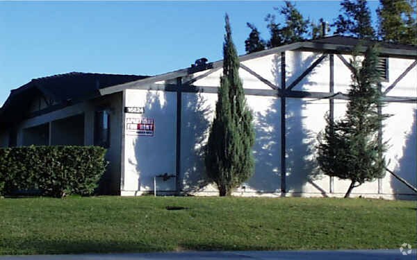 Building Photo - Holly Sierra Apartments