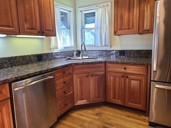 Building Photo - Raymond