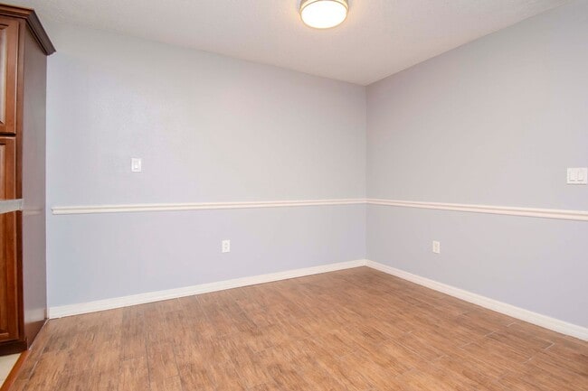 Building Photo - 1BR + Den Condo with Exclusive Move-In Incentive