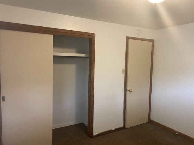 Building Photo - Remodeled Two Bedroom One Bathroom with Ya...