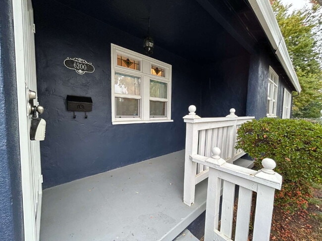 Building Photo - Cute 2 bedroom 1 bath in Tahoe Park Sacram...