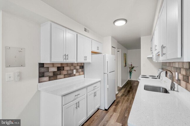 Building Photo - 435 Christopher Ave