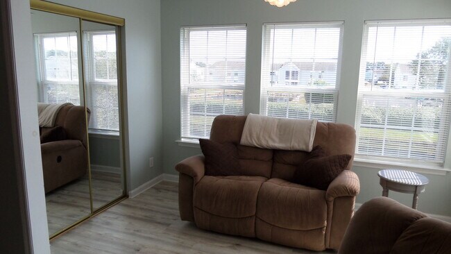 Building Photo - 2266 Huntingdon Dr