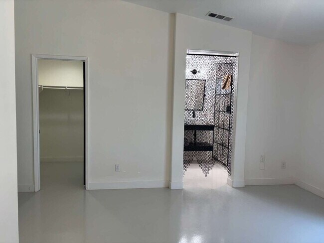 Building Photo - Coachella 4 Bedrooms Stunner