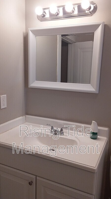 Building Photo - 200 9th Ct W