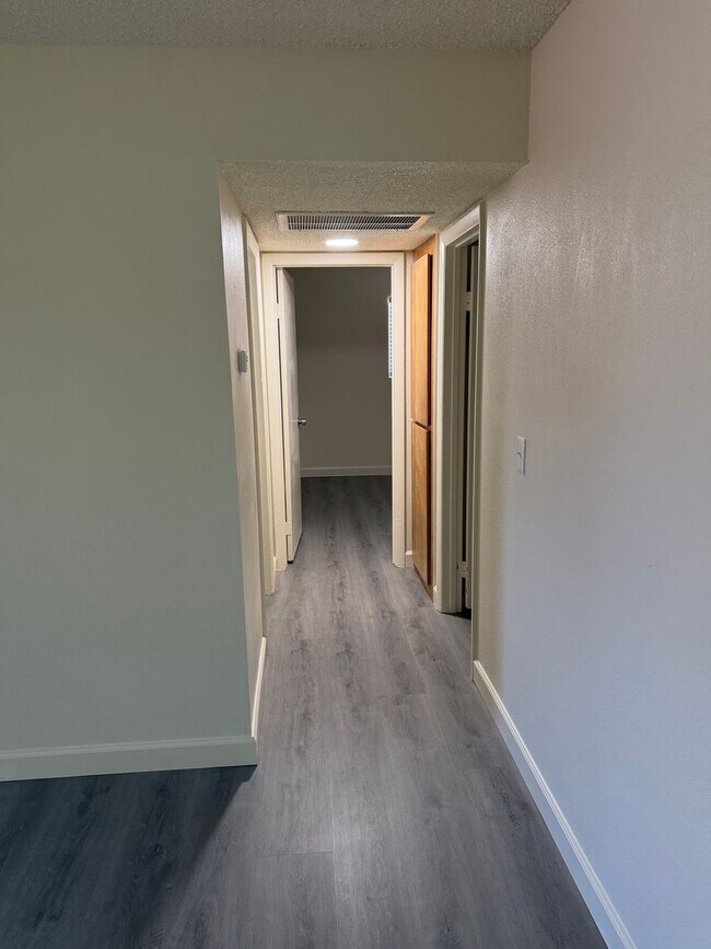 Building Photo - 2 Bedroom 1 Bath In Central Las Vegas