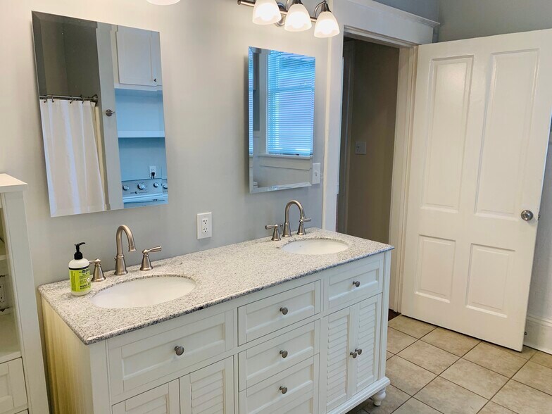 Building Photo - 903 Montgomery St