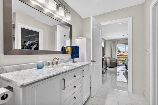 Building Photo - 5675 Queen Palm Ct