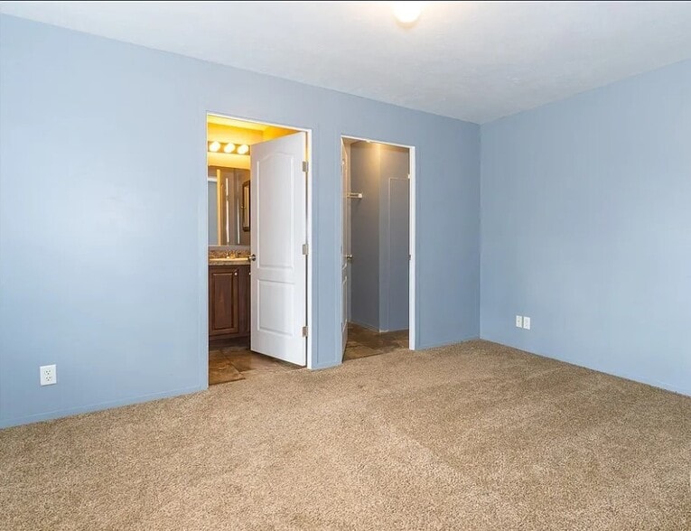 Building Photo - 6 Northglen Dr