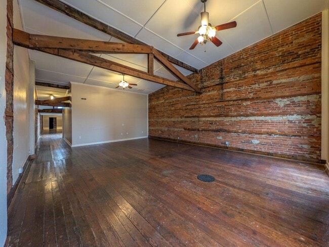 Building Photo - 112 E Cameron St