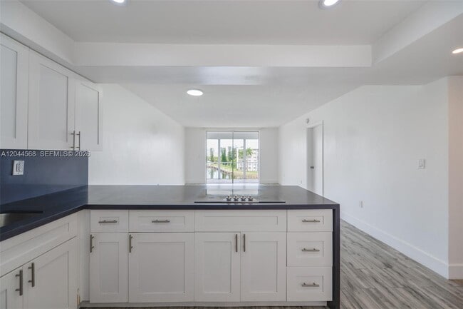 Building Photo - 2851 Leonard Dr