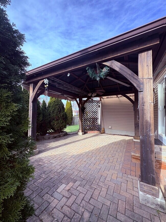 Building Photo - Furnished 4BR 2 BA Home w/ Covered Patio in Groveport!