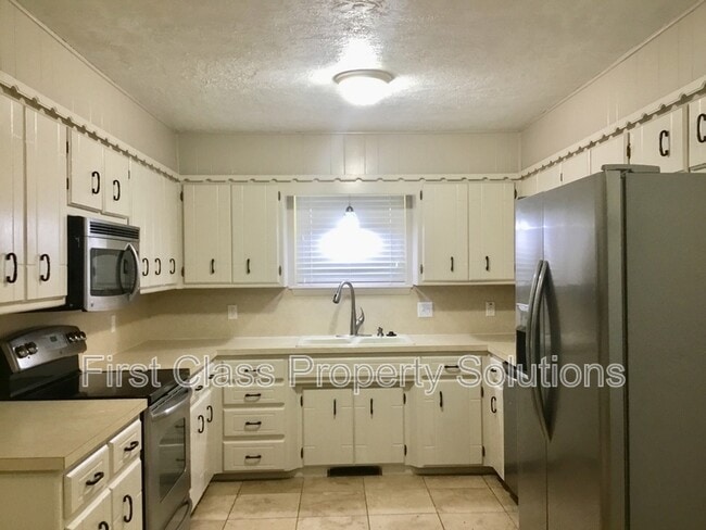 Building Photo - 2807 S Estate Dr